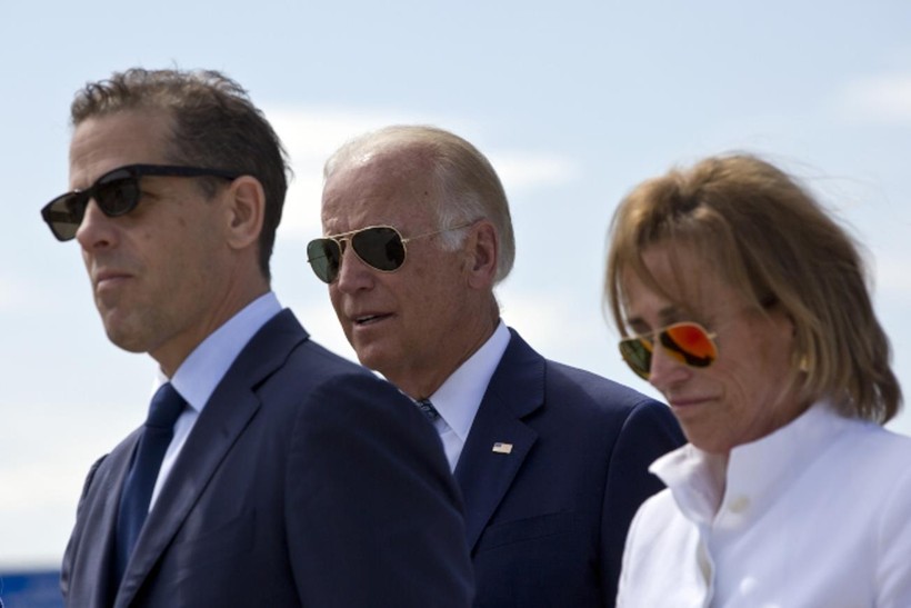 Gia đình ông Joe Biden (giữa) với con trai Hunter (trước) và con gái