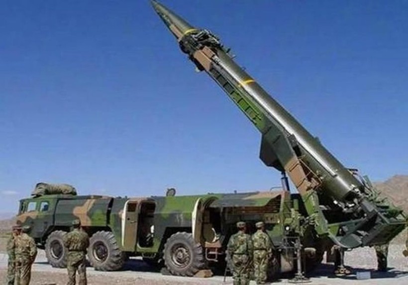 Tên lửa siêu thanh DF-17 đang triển khai chuẩn bị phóng Tên lửa siêu thanh DF-17 đang triển khai chuẩn bị phóng