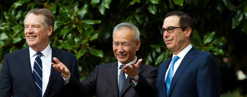 Ông Lưu Hạc (giữa) và các ông Robert Lighthizer (trái), Steven Mnuchin (phải) tỏ vẻ hài lòng về kết quả ban đầu đạt được.Ảnh: Đa Chiều.
