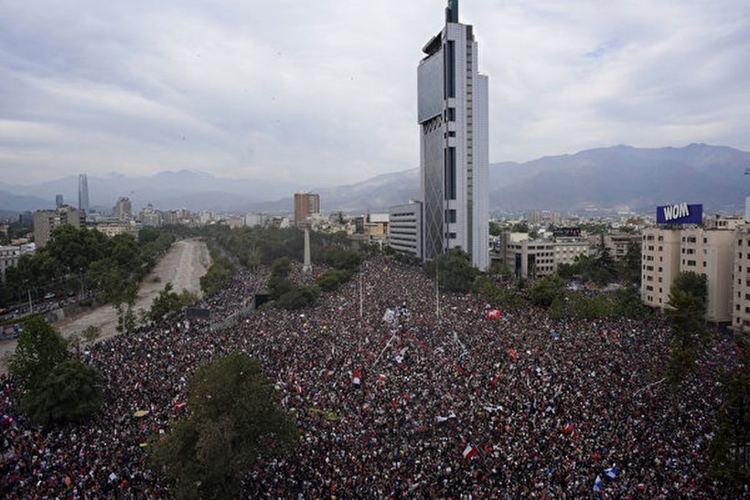 Cuộc biểu tình quy mô lớn chống chính phủ tại thủ đô Santiago ngày 25/10. Cuộc biểu tình quy mô lớn chống chính phủ tại thủ đô Santiago ngày 25/10.