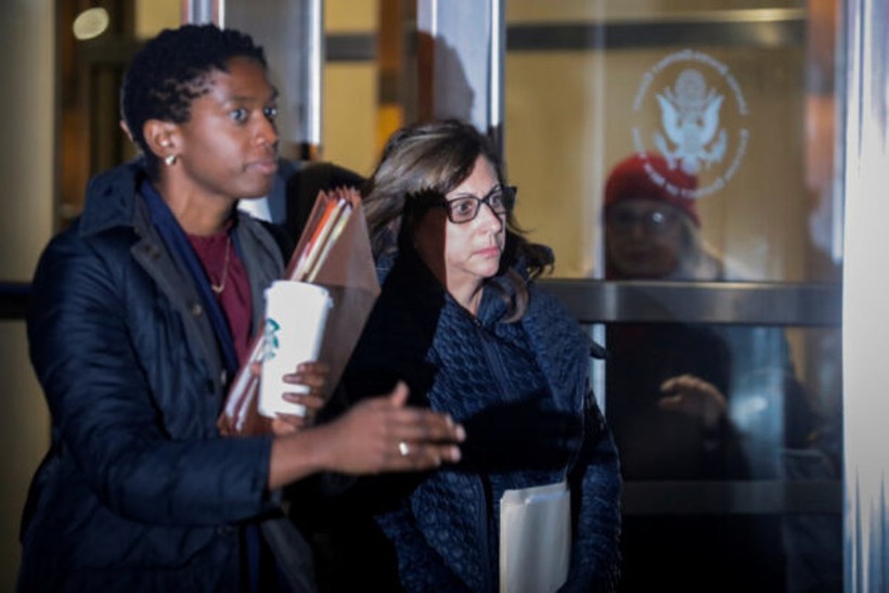 Frances Cabasso - CEO của công ty Aventura Technologies (phải) cùng luật sư ra hầu tòa hôm 7/11. Frances Cabasso - CEO của công ty Aventura Technologies (phải) cùng luật sư ra hầu tòa hôm 7/11.