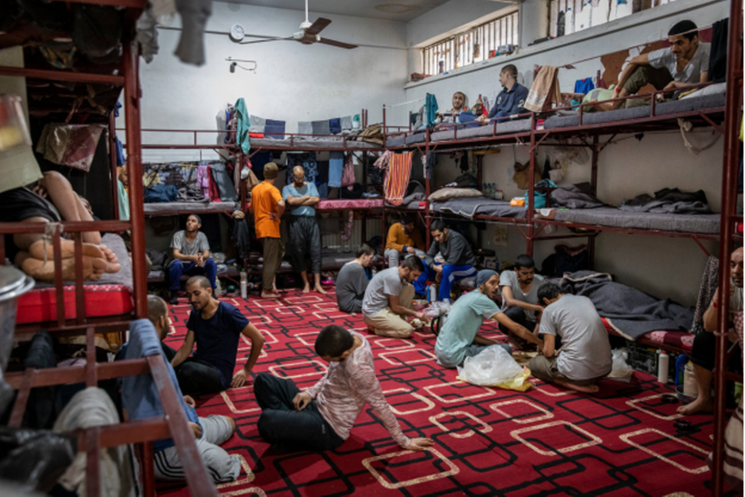 Các thành viên IS bị giam giữ trong một trại tạm giam của người Kurd. Các thành viên IS bị giam giữ trong một trại tạm giam của người Kurd.