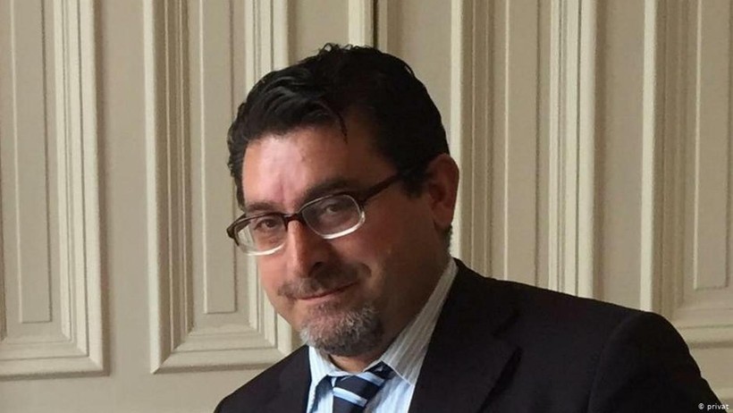 Luật sư Mahmut Erde: Chính phủ Đức rất khó có đủ chứng cứ để bắt giữ những người Đức theo IS hồi hương. Luật sư Mahmut Erde: Chính phủ Đức rất khó có đủ chứng cứ để bắt giữ những người Đức theo IS hồi hương.