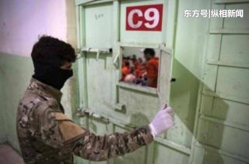 Một binh sỹ người Kurd kiểm tra tù binh IS bị giam giữ trong trại giam. Một binh sỹ người Kurd kiểm tra tù binh IS bị giam giữ trong trại giam.