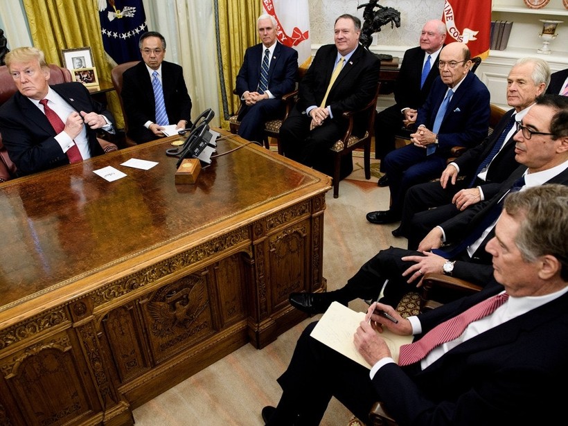 Ngày 12/12, ông Trump họp với các cố vấn kinh tế và thương mại tại Nhà Trắng thảo luận có tăng thuế với hàng hóa Trung Quốc ngày 15/12 hay không. Ảnh: ông Trump và các thành viên Nhà Trắng trong cuộc tiếp Phó Thủ tướng Trung Quốc Lưu Hạc hôm 11/10 (Ảnh: AFP/ Đa Chiều)