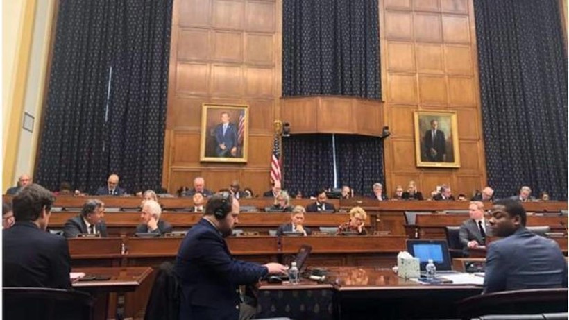 Các dân biểu Mỹ nghe điều trần về dự luật. Các dân biểu Mỹ nghe điều trần về dự luật.