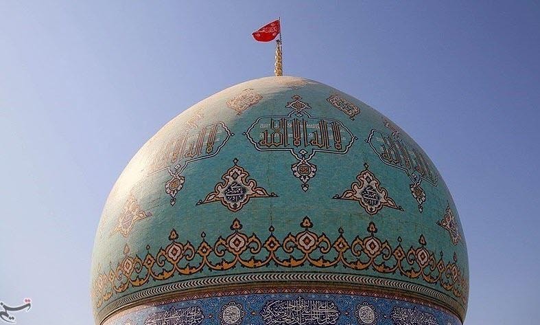 Cờ đỏ được kéo trên đỉnh mái vòm ngôi đền thiêng Jamkaran ở thánh địa Qom của Iran vào đêm 4/1 như một biểu tượng của sự trả thù. (Ảnh: Đa Chiều).