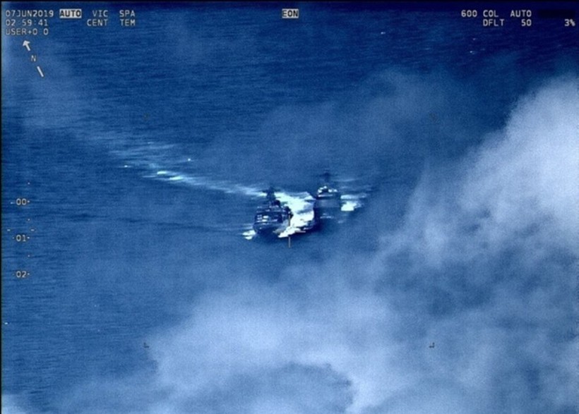 Không ảnh chụp cảnh hai tàu so kè nhau trên biển (Ảnh: Đông Phương)