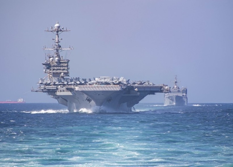Tàu sân bay USS Harry S. Truman CVN-75 và tàu hộ tống. (Ảnh: Đông Phương)