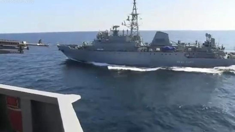 Tàu Nga áp sát tàu Mỹ (Ảnh: Take foto)