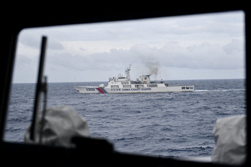 Tàu chiến Indonesia song hành với tàu cảnh sát biển Trung Quốc (Ảnh: Đa Chiều)