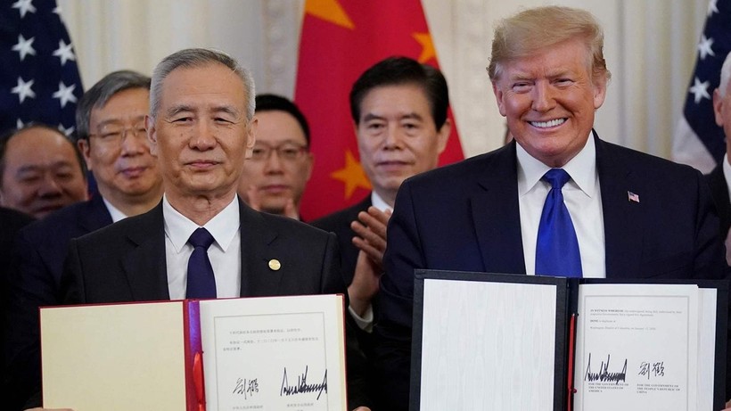 Văn bản hiệp định đã được ký bởi hai đại diện hai chính phủ (Ảnh: Reuters)