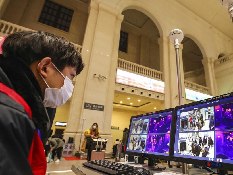 Tất cả các sân bay, nhà ga xe lửa ở Trung Quốc hiện đều đã đặt máy kiểm tra thân nhiệt hành khách (Ảnh: AP)