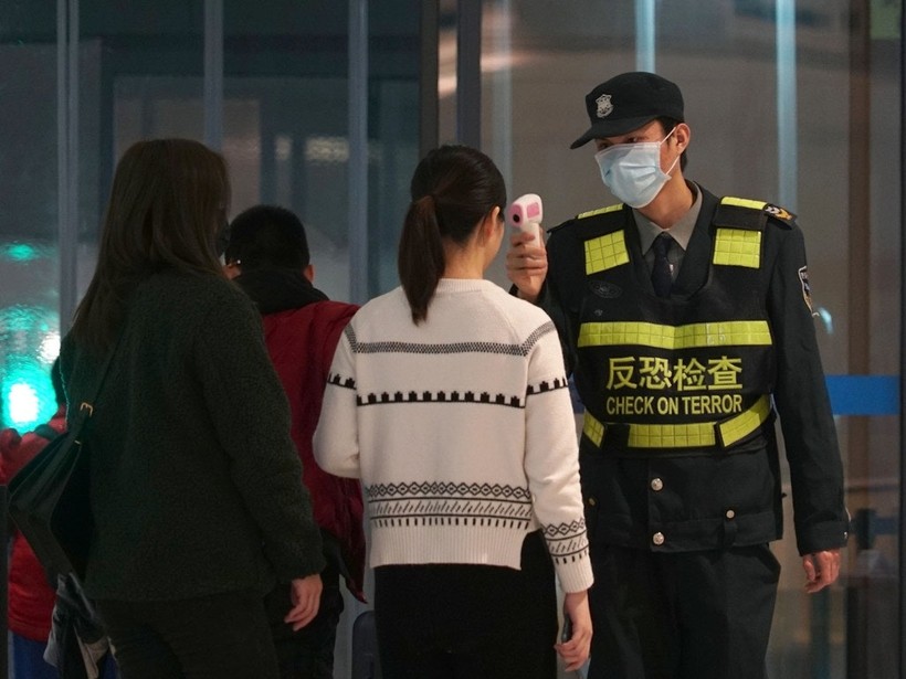 Nhân viên an ninh chống khủng bố cũng được huy động đi đo thân nhiệt hành khách (Ảnh:AP)