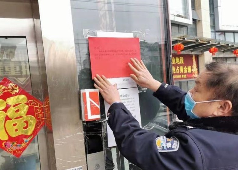 Chỉ các cửa hàng được cấp phép mới được mở cửa kinh doanh ở thành phố Hoàng Cương (Ảnh: Đa Chiều).