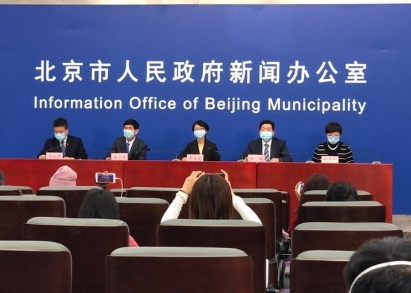 Bà Lý Phúc Oanh (giữa) tại cuộc họp báo của chính quyền thành phố Bắc Kinh (Ảnh: Đa Chiều).