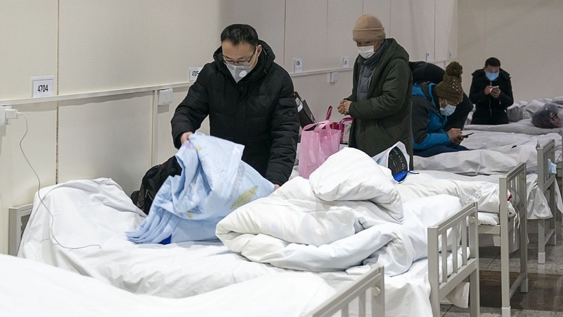 Số bệnh nhân tăng nhanh, dù lập thêm nhiều bệnh viện tạm, Vũ Hán vẫn thiếu giường bệnh nghiêm trọng (Ảnh: Đa Chiều)