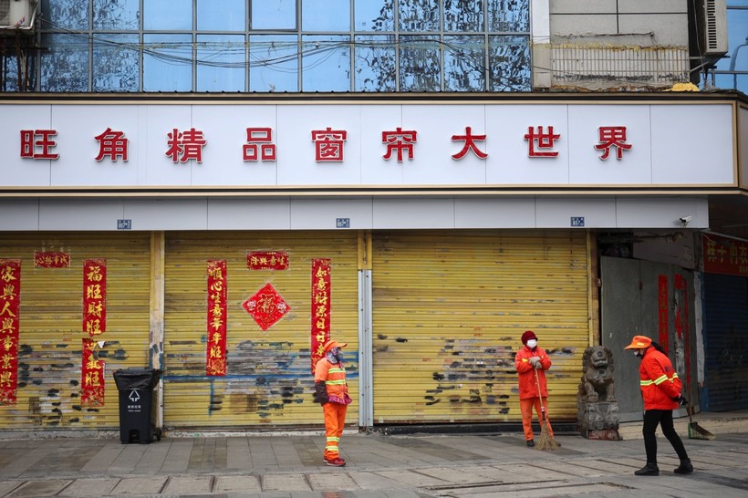 Vũ Hán đóng cửa chống dịch. Các công nhân vệ sinh khi nghỉ cũng phải đứng cách nhau từ 1,5m trở lên theo quy định (Ảnh: Reuters)