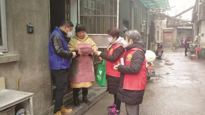 Bắt đầu kiểm tra, rà soát kiểu cuốn chiếu từng hộ, không để sót một gia đình hay một người nào (Ảnh: Sina)