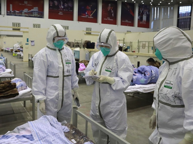 Các nhân viên y tế làm việc bên trong "bệnh viện khoang vuông" được đặt tại sảnh Nhà khách Vũ Hán (Ảnh:Đa Chiều)