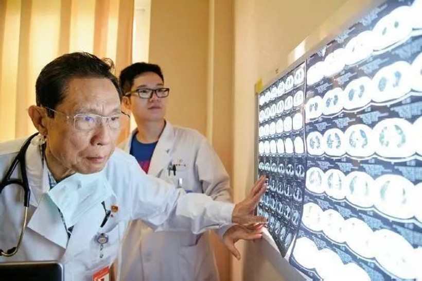 Ông Chung Nam Sơn và đồng sự nghiên cứu các tấm phim chụp phổi bệnh nhân (Ảnh: Toutiao)