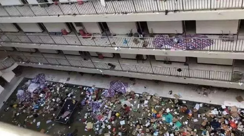 Đồ dùng của học sinh trong khu kí túc xá bị vứt bỏ bừa bãi xuống sân để lấy chỗ làm phòng bệnh (Ảnh: Sina)