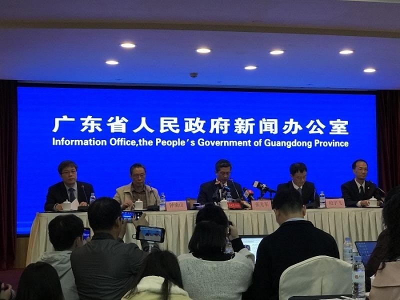 Viện sĩ Chung Nam Sơn (thứ 2, trái sang) tại cuộc họp báo do Văn phòng báo chí chính quyền tỉnh Quảng Đông tổ chức (Ảnh HK01)