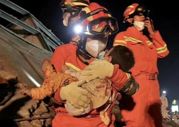 Một trẻ em bị vùi trong đống đổ nát được cứu thoát (Ảnh: Đông Phương). Một trẻ em bị vùi trong đống đổ nát được cứu thoát (Ảnh: Đông Phương).