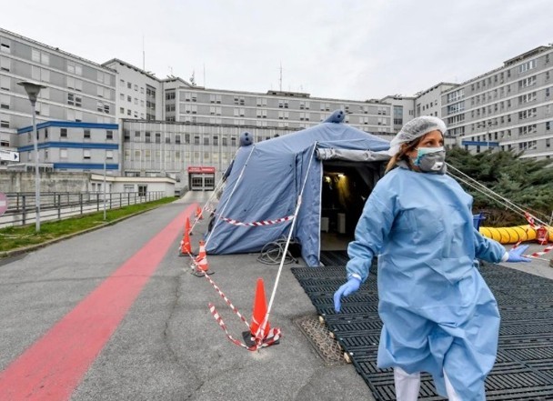 Tình hình dịch bệnh ở Italy rất nghiêm trọng, lều được dựng trên đường phố để cứu chữa người bị bệnh (Ảnh: Toutiao).