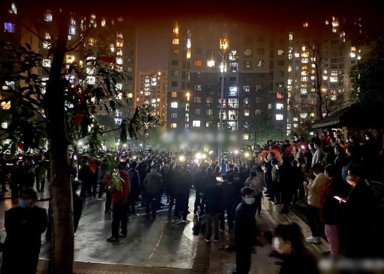 Cư dân ở Khảo Cảm, Hồ Bắc tụ tập phản đối cảnh sát bắt người đem rau đến bán giá rẻ cho dân (Ảnh: Đông Phương).