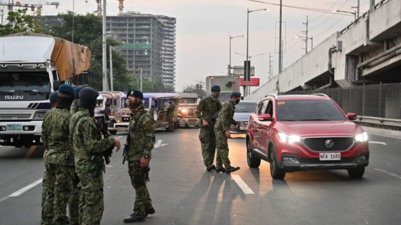 Binh lính chốt chặn, kiểm tra xe cộ (Ảnh: Getty). Binh lính chốt chặn, kiểm tra xe cộ (Ảnh: Getty).