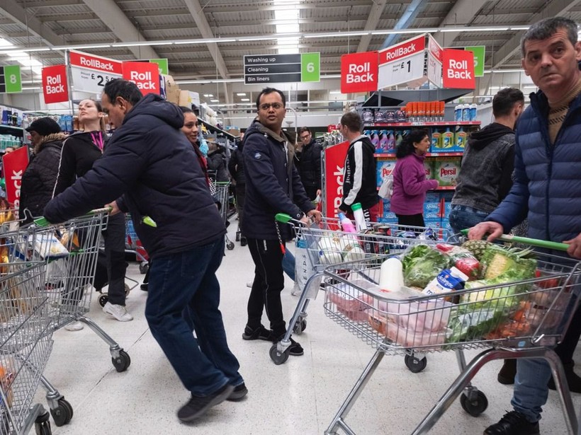 Lo sợ trước đại dịch COVID-19, người Anh đổ xô tới các siêu thị mua hàng tích trữ (Ảnh: Reuters).