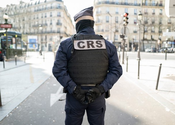 Cảnh sát Paris tuần tra trên đường phố vắng người qua lại (Ảnh: AFP).