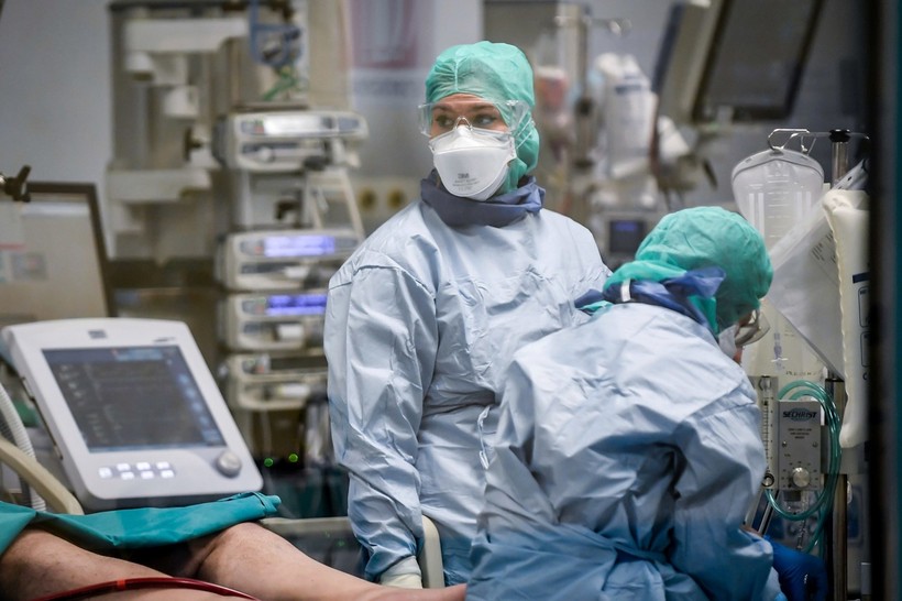 Do trang bị phòng hộ không đầy đủ nên 6 ngàn y, bác sĩ Italy đã nhiễm bệnh, 45 người đã bị chết (Ảnh: AP).
