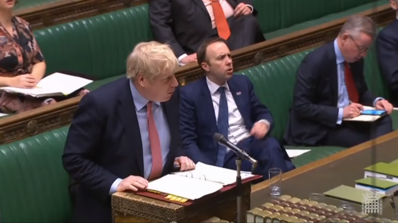 Thủ tướng Anh Boris Johnson (trái) và Bộ trưởng Y tế Matt Hancock (giữa) tại Quốc hội hôm 25/3 (Ảnh: Đa Chiều)