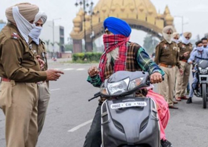 Cảnh sát Ấn Độ kiểm tra phạt nặng những người vi phạm lệnh cấm ra đường (Ảnh: DF).