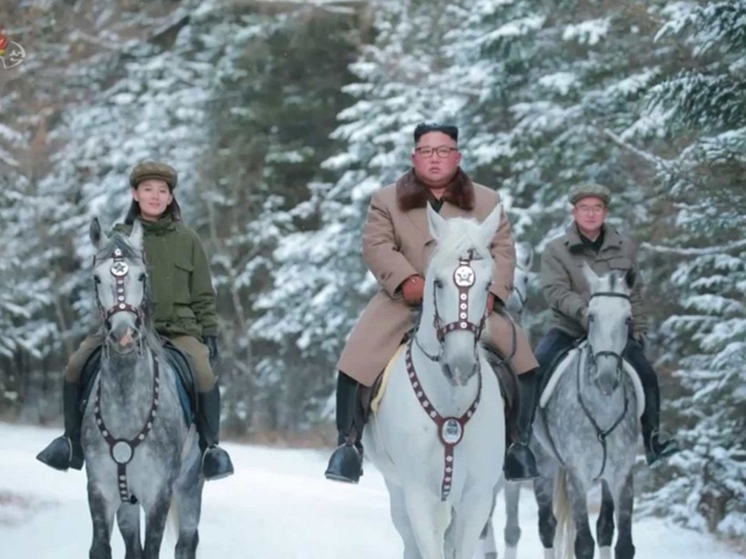 Ông Kim Jong-un và em gái, bà Kim Yo Jong trên "núi thiêng" Paektusan (Ảnh: KCNA). Ông Kim Jong-un và em gái, bà Kim Yo Jong trên "núi thiêng" Paektusan (Ảnh: KCNA).