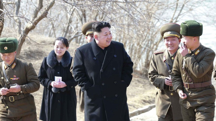 Ông Kim Jong-un và em gái thawmmootj đơn vị quân đội (Ảnh: KCNA). Ông Kim Jong-un và em gái thawmmootj đơn vị quân đội (Ảnh: KCNA).