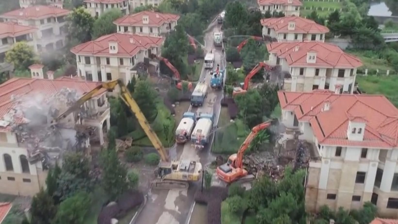 Hơn một ngàn biệt thự xây dựng trái phép tại Tần Lĩnh bị phá bỏ (Ảnh: Caixin).