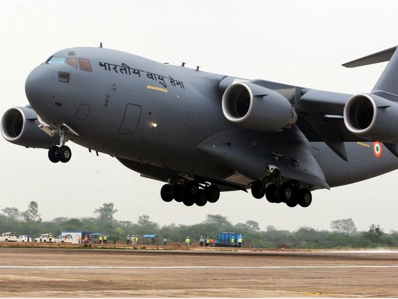 Máy bay vận tải hạng nặng C-17 của Ấn Độ ở sân bay gần biên giới Trung - Ấn (Ảnh: Đa Chiều).