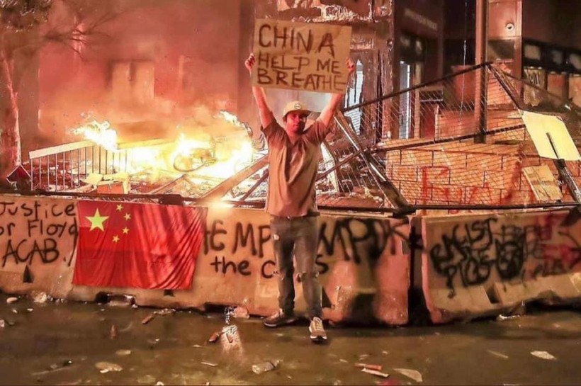 Hình ảnh về cờ Trung Quốc và khẩu hiệu kêu gọi Trung Quốc giúp xuất hiện ...