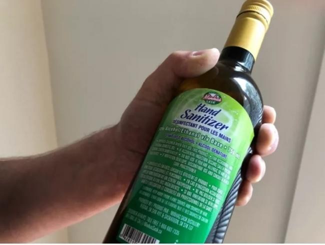 Dung dịch sát trùng tay được đựng trong vỏ chai giống chai rượu vang (Ảnh: Creaders). Dung dịch sát trùng tay được đựng trong vỏ chai giống chai rượu vang (Ảnh: Creaders).