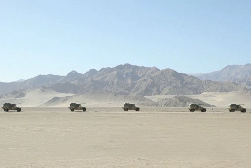 Xe quân sự Trung Quốc được cho là tăng cường ra biên giới Trung - Ấn (Ảnh: Đa Chiều).