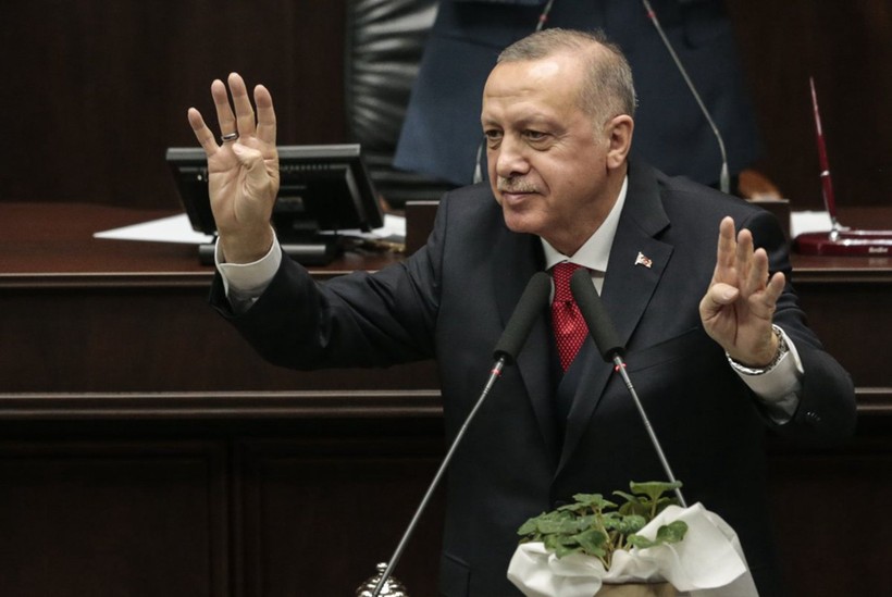 Tổng thống Thổ Nhĩ Kỳ Erdogan ngậm đắng nuốt cay sau vụ không kích (Ảnh: Đa Chiều).