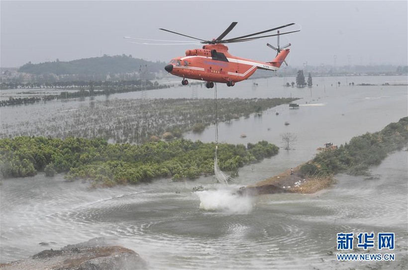 Siêu trực thăng được sử dụng để hàn khẩu đê vỡ (Ảnh: Tân Hoa xã).