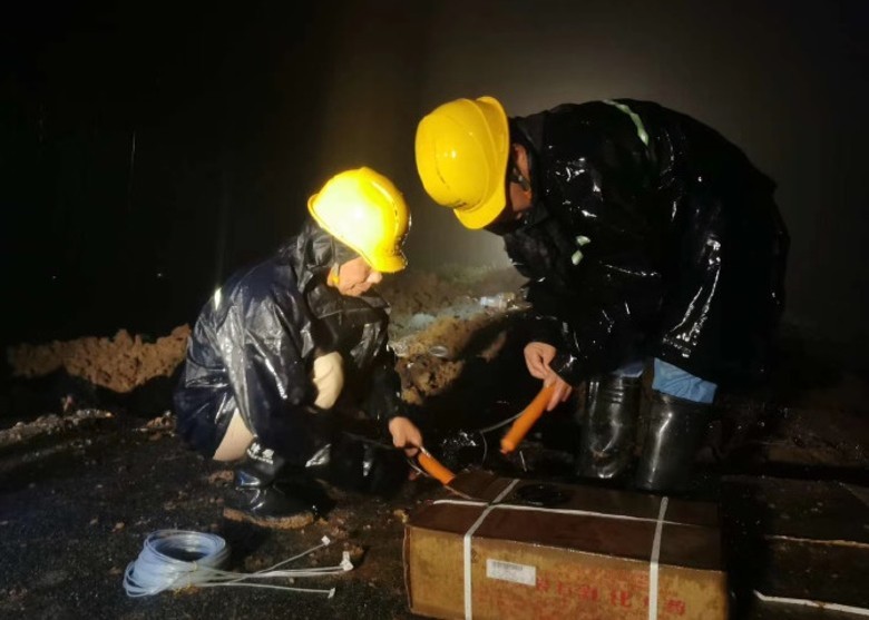 Chuẩn bị thuốc nổ để phá đê phân lũ ở huyện Toàn Tiêu, tỉnh An Huy (Ảnh: Đông Phương).