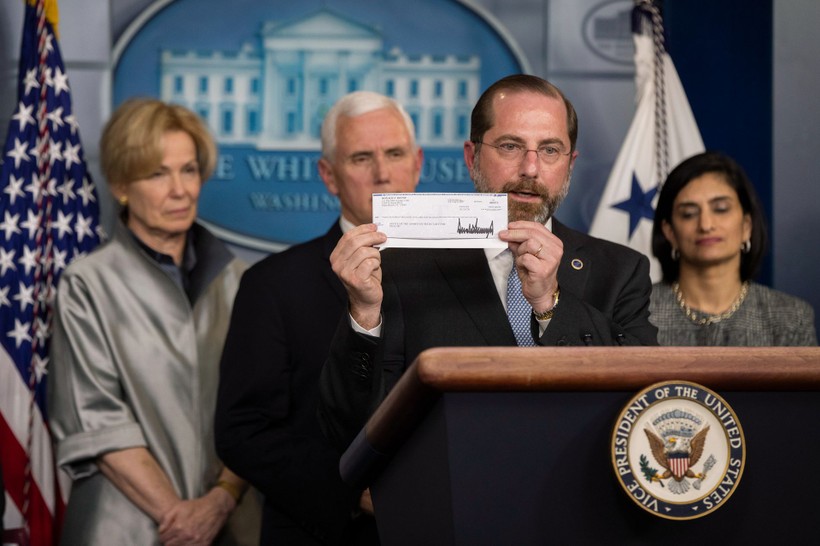 Ông Azar tại Nhà Trắng với tấm chi phiếu của Tổng thống Donald Trump trao để sử dụng cho việc phòng chống COVID-19 (Ảnh: AP).