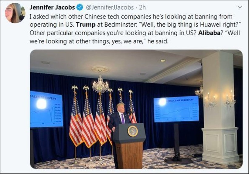 Thông tin của phóng viên Bloomberg về tuyên bố xem xét cấm Alibaba của ông Trump (Ảnh: Twitter).