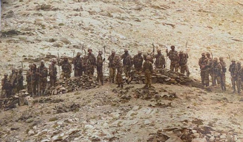 Ảnh do Ấn Độ công bố tố cáo lính Trung Quốc mang súng và gậy gộc, đao búa tiếp cận trận địa của Ấn Độ (Ảnh: Đa Chiều).