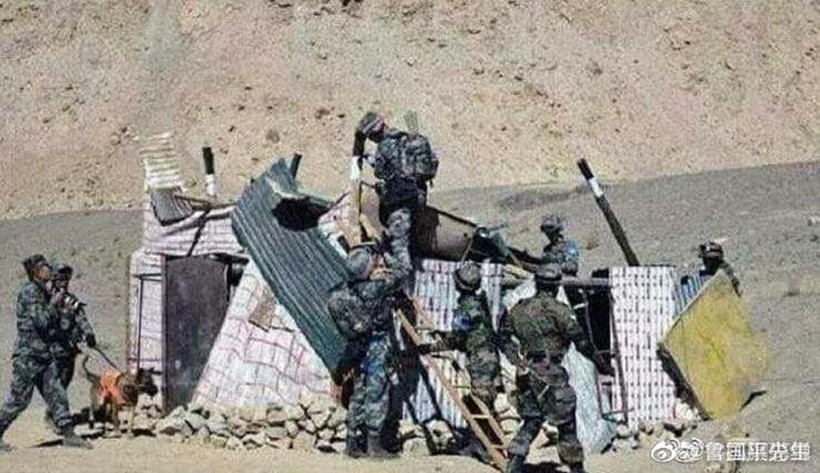 Ông Tiêu Công Tần cho rằng Mỹ có thể sử dụng Ấn Độ để tiến hành cuộc "chiến tranh ủy nhiệm" chống Trung Quốc. Ảnh: quân đội Trung Quốc phá dỡ vị trí tiền tiêu của quân đội Ấn Độ mà họ cho là xây dựng trên đất Trung Quốc (Ảnh: Đa Chiều). Ông Tiêu Công Tần cho rằng Mỹ có thể sử dụng Ấn Độ để tiến hành cuộc "chiến tranh ủy nhiệm" chống Trung Quốc. Ảnh: quân đội Trung Quốc phá dỡ vị trí tiền tiêu của quân đội Ấn Độ mà họ cho là xây dựng trên đất Trung Quốc (Ảnh: Đa Chiều).